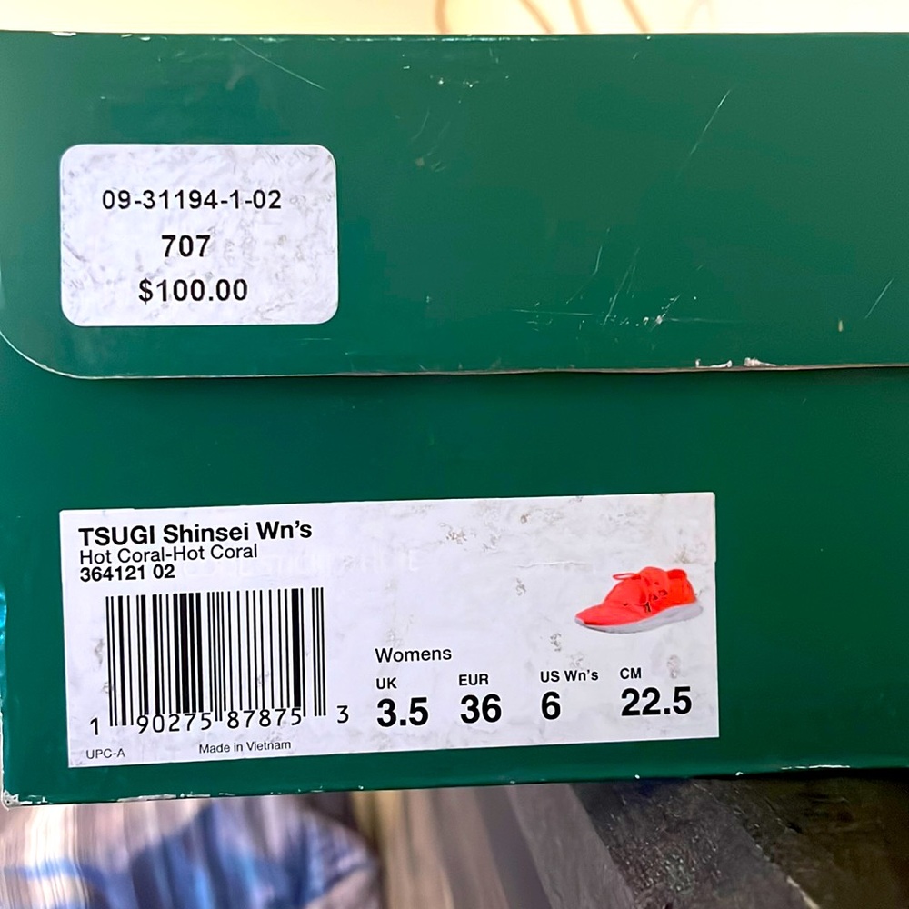 Never worn Womans Pumas
